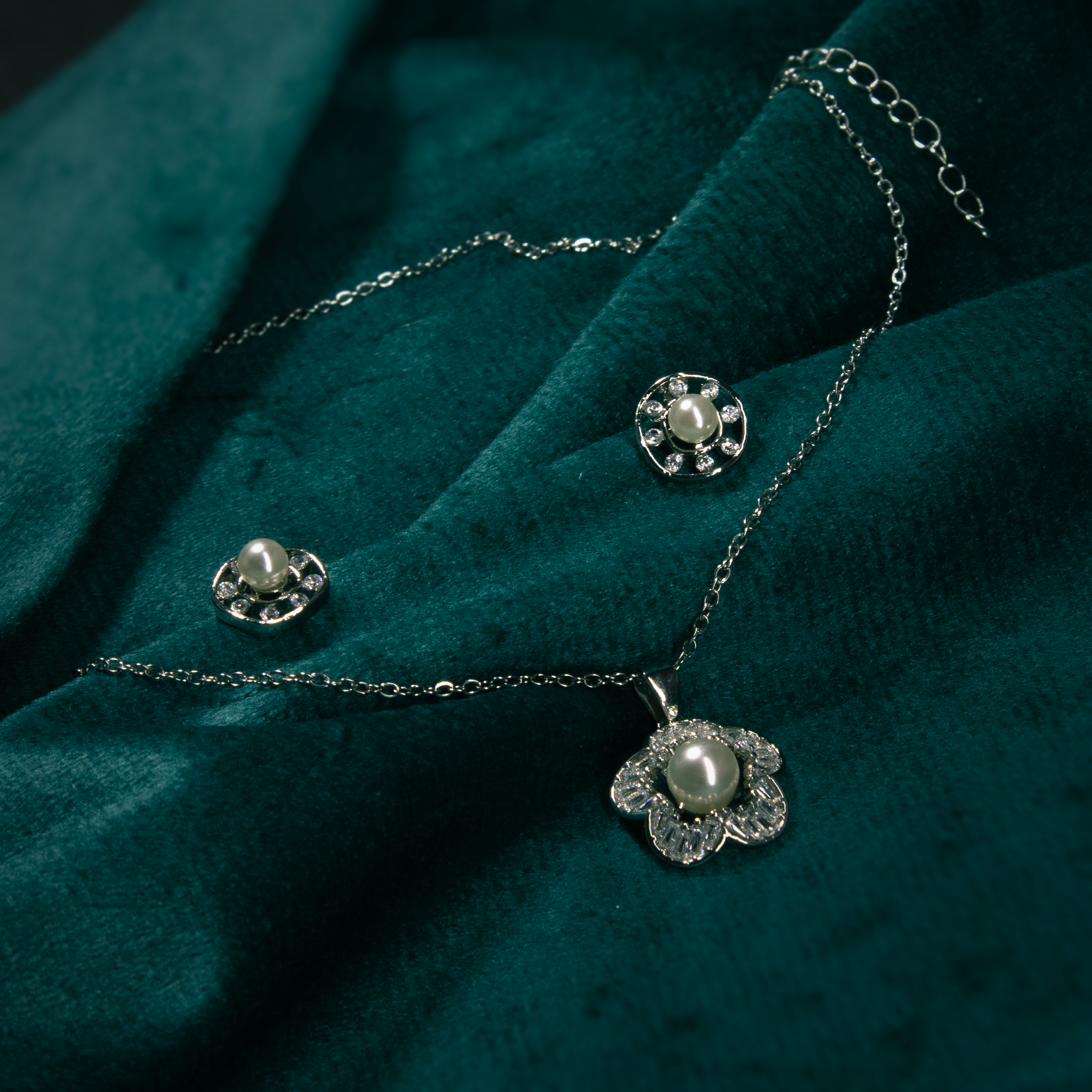 Pearl Bloom Pendant Set - Silver Tone