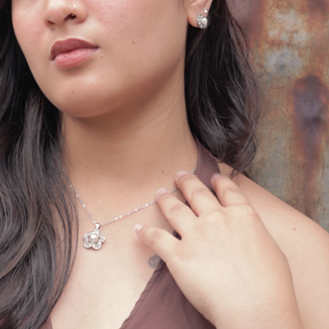 Pearl Bloom Pendant Set - Silver Tone
